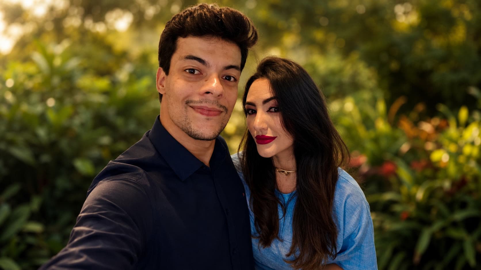 Caroline e Julio no jardim ao entardecer